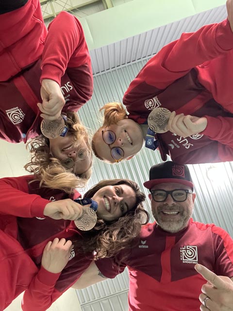 Oben von links: Franziska Stark, Nina Christen; unten von links: Chiara Leone, Daniel Burger (Leiter Bereich Spitzensport SSV). Foto: zVg