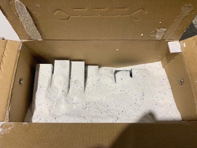 Die Smartphones waren gut getarnt unter dem Waschpulver versteckt, wurden aber doch durch Mitarbeitende des BAZG entdeckt. Foto: BAZG