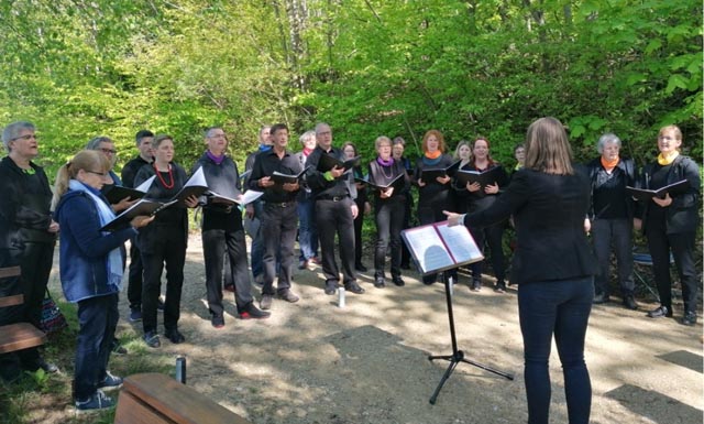 Der Regenbogen-Chor begleitete die Andacht mit schönen, eindrucksvollen Liedern. Foto: Andrea Schlienger