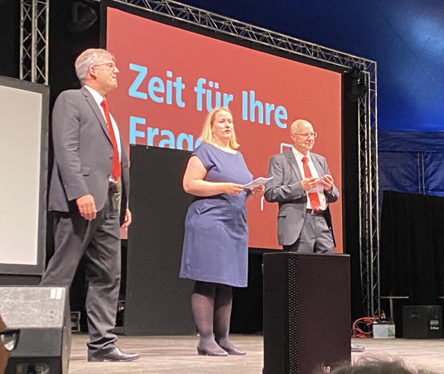 Von links: Marc Jäger (Bankleitung), Andrea Obrist (Marketing) und Leopold Loretan (Verwaltungsrats-Vizepräsident) orientieren über das Geschäftsjahr 2021 und wagten einen Blick in die Zukunft. Foto: Sonja Fasler