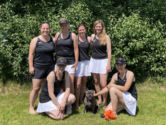 Stehend von links: Nathalie Vogel, Yvonne Köhler, Anke Geissler, Tanja John; kniend von links: Sibylle Heuberger, Maskottchen Faith, Maria Cisarikova. Foto: zVg
