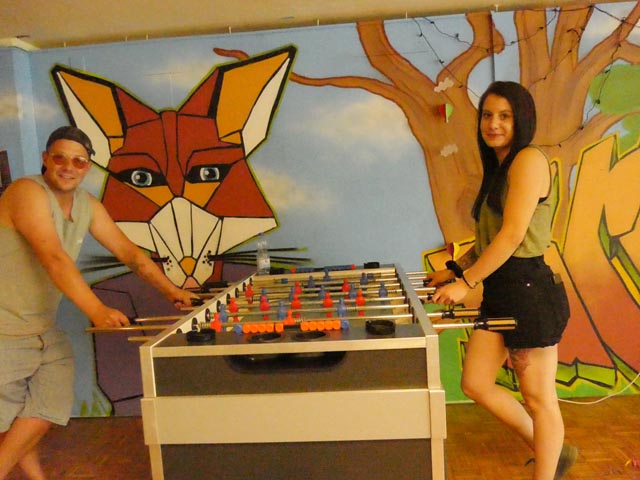 Peter Geiselhart und Olivia Merollo spielen sich in der Jugendarbeit im Fuchsbau die Bälle zu. Foto: Jörn Kerckhoff