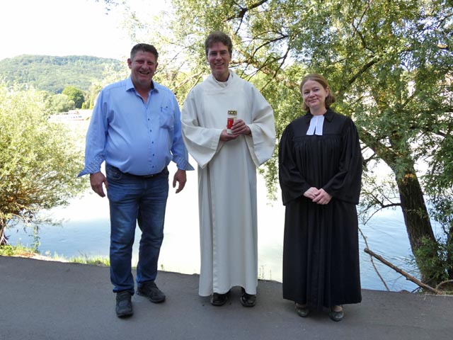 Gemeindeammann Beat Käser, Pastoralassistent Berthold Kessler und Pfarrerin Beate Jaeschke (von links) nach der offiziellen Eröffnung und Segnung auf dem neuen Rheinuferwegs unterhalb der Holzbrücke. Foto: Jörg Wägli