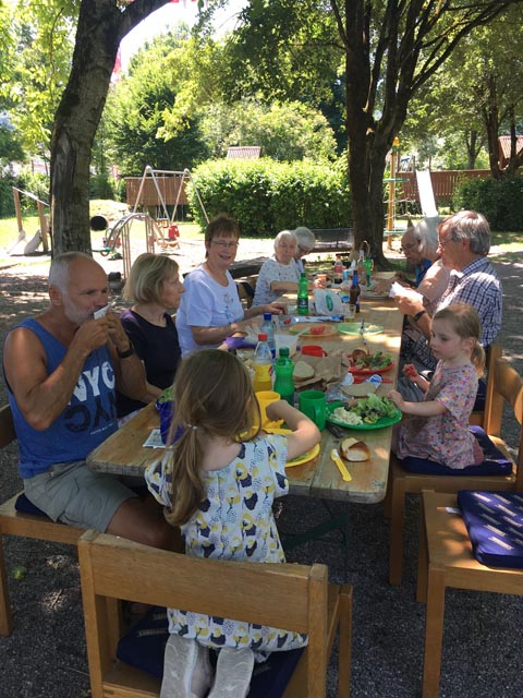 Gemütlicher Grillhock im schattigen Park 91. Foto: Esther Ritter
