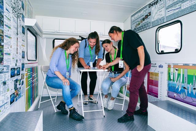 Beim Lösen der Rätsel ist Teamwork gefragt. © MICHAEL ISLER PHOTOGRAPHY