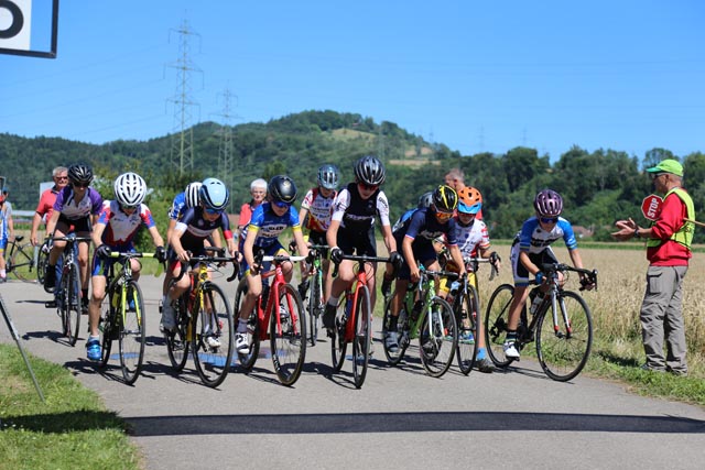 Die Schüler beim Start zum Rundstreckenrennen. Foto: zVg