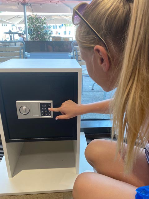 Der richtige Code ist gefragt: Der Foxtrail beginnt bei der Raiffeisenbank. Foto: Sonja Fasler