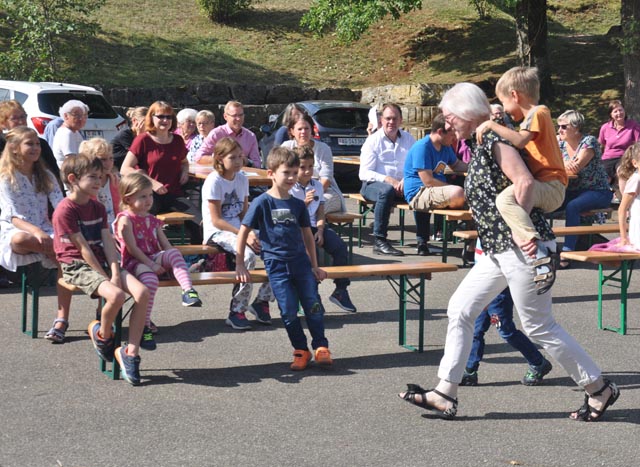 Katechetin Sabine Wülser nahm das Thema «Helfen» sehr ernst. Umrah Foto: Franz Wülser
