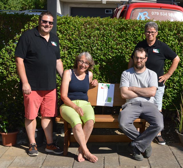  Bild: stehend: Reto Schmid, Sponsoring; Astrid Müller, Präsidentin MG Schupfart; sitzend: Isabella Müller, Gewinnerin; Alex Rickenbach, Schreiner & Spender. Foto: zVg