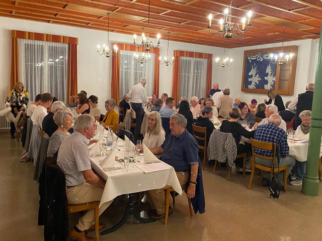 Weinfreunde sind bereit für das «Wine & Dine». Foto: zVg