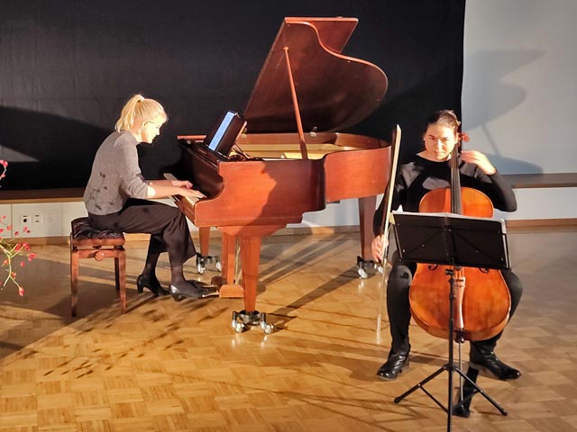 Das Musikerinnen-Duo Anna Fortova (Cello) und Kathrin Schmidlin (Klavier). Foto: Conny Ludin