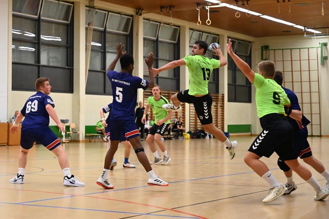 Janis Käser sorgt für Gefahr aus dem Rückraum. Foto: Christine Steck