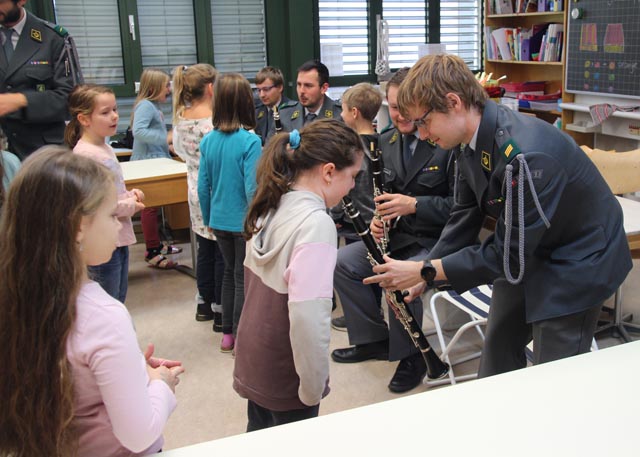 Geduldig erklärten die Soldaten den Schülerinnen und Schülern die Handhabung der verschiedenen Instrumente in der Militärmusik. Foto: zVg