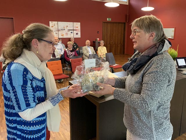 Margrith Alder wird von Präsidentin Ruth Imhof-Moser mit einem Adventsgesteck aus der Kirchenpflege verabschiedet. Foto: Fritz Imhof