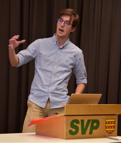 Vorstandsmitglied Cedric Meyer präsentiert die Hochwasserschutzmassnahmen im Bereich Magdener-/Stadtbach. Foto: zVg