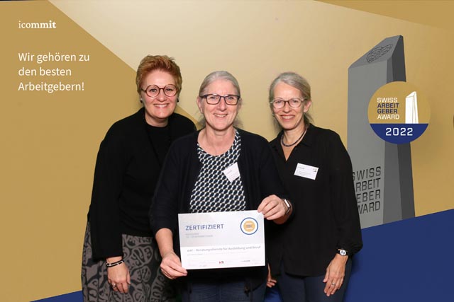 Nicole Kislig, Sonja Brönnimann und Susanna Häberlin, drei von vier Geschäftsleitungsmitgliedern, freuen sich über das Zertifikat. Foto: zVg