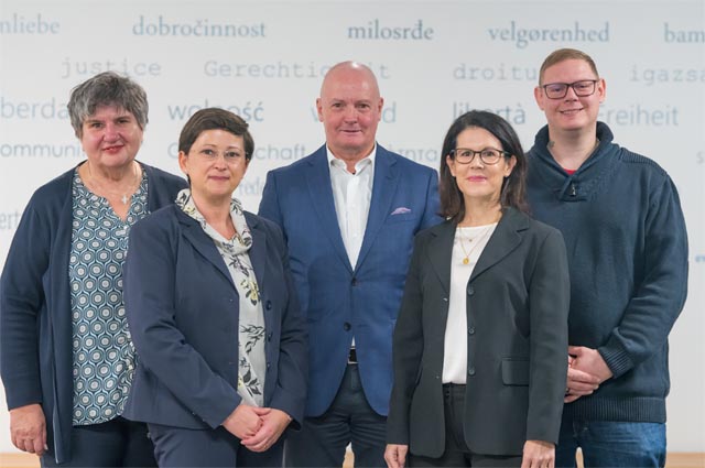 Von links: Linda Gaeta (Pfarreikoordinatorin), Ludovica Candela, Urs Vogel (Präsident), Esther Allenspach Meili und Tobias Pirker (Kirchenpflege). Foto: zVg/W. Baldinger