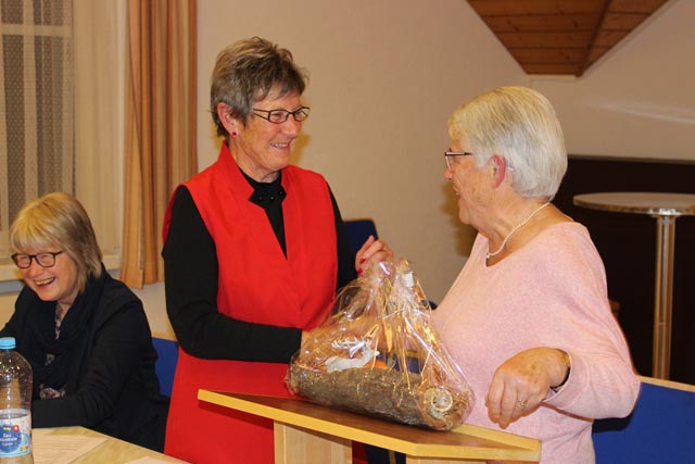 Annely Stäuble, Kassierin, dankt der letzten Sulzer Präsidentin Jakobina Rheinegger (rechts), beobachtet von Kassierin Brigitte Rüede. Foto: Dieter Deiss