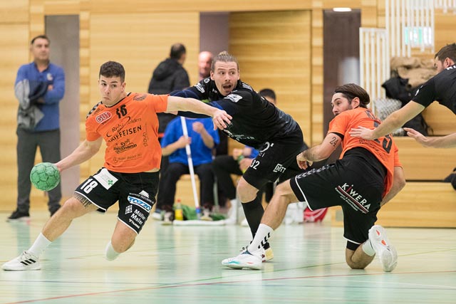 Die Nummer 32 vom STV Baden, Michael Hildebrandt, sieht das Unheil kommen – Xavier Franceschi setzt sich durch und erzielt seinen Treffer im hartumkämpften Spiel. Foto: zVg