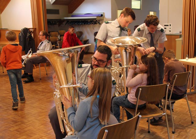 Geduldig erklärten die Soldaten den Schülerinnen und Schüler die Handhabung der verschiedenen Instrumente in der Militärmusik. Foto: zVg