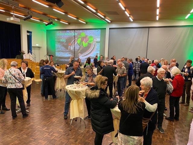 Apéro nach den Ansprachen und Ehrungen. Foto: Sonja Fasler