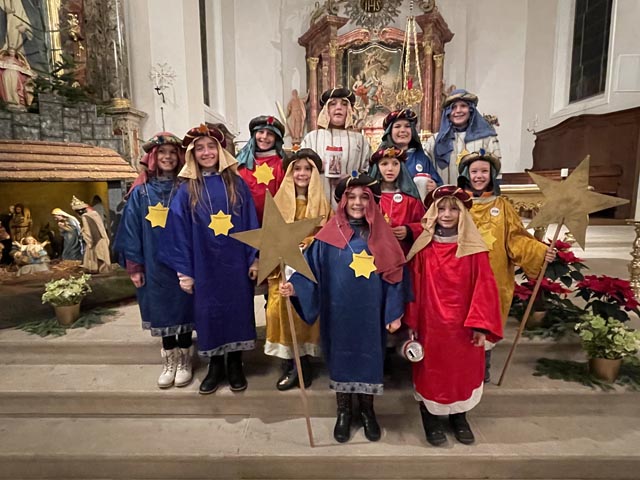 Sie brachten den Segen in die Häuser: die Zeininger Sternsingerinnen und Sternsinger. Foto: zVg