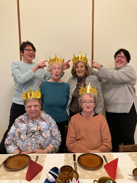 Patricia Käser und Erika Ramseier küren die Königinnen. Foto: Nelly Lehmann