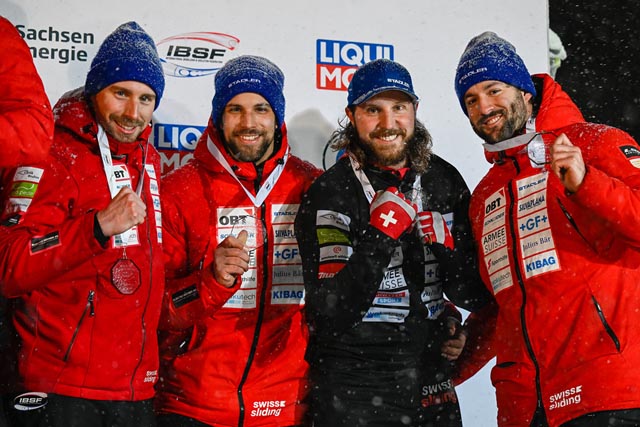 Cyril Bieri, Sandro Michel, Alain Knuser und Michi Vogt strahlen über ihre Branzemedaille im Vierer. Foto: zVg