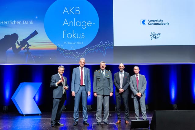 Bild (von links): Martin Spieler, Wirtschaftspublizist und TV-Moderator; Jürg Segmüller, Bereichsleiter Privatkunden & Private Banking, AKB; Korpskommandant Hans-Peter Walser, Chef Kommando Ausbildung, Stellvertreter Chef der Armee; Sascha Haudenschild, Leiter Investment-Center, AKB; Marcel Koller, Chefökonom, AKB. Foto: akb