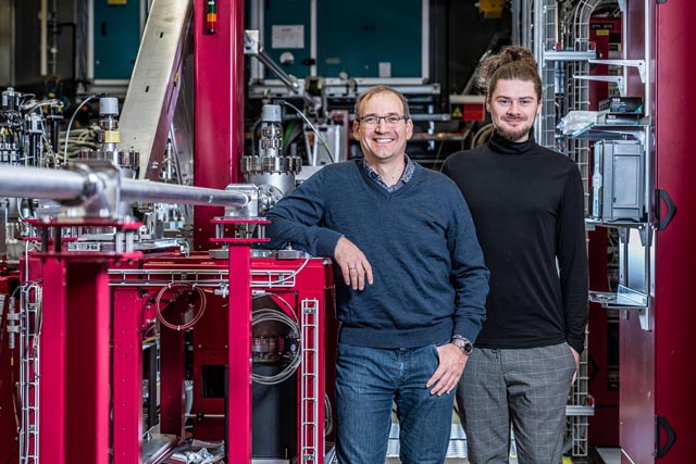 Jörg Standfuss (links) und Maximilian Wranik an der Experimentierstation Alvra des Schweizer Freie-Elektronen-Röntgenlasers SwissFEL, an der die Untersuchungen zur Photopharmakologie durchgeführt wurden. Langfristig sollen damit Medikamente entwickelt werden, die sich per Licht an- und abschalten lassen. Foto: Paul Scherrer Institut/Markus Fischer