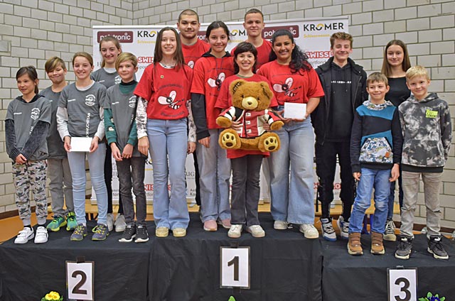 Das Podest bei den Gewehrmannschaften U17: Obersiggenthal I gewann vor Mettauertal und Suhr. Foto: wr