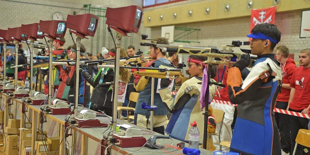 Konzentrierter Einsatz der jungen Gewehrschütz(inn)en in der Aarauer Kasernenhalle auf die 10-m-Distanz. Foto: wr