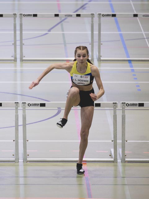 Stürmt über die Hürden in den B-Final: Leonie Hoenke. Foto: Doris Acklin