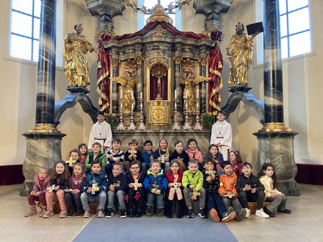 Die Kinder der 1. Klasse Religion bei der Chrülisegensfeier. Foto: zVg