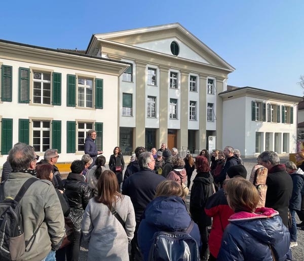 Nationalrätin Gabriela Suter und ihre Gäste hören interessiert den Ausführungen der Sozialarbeiterin Ruth Treyer zu. Foto: zVg