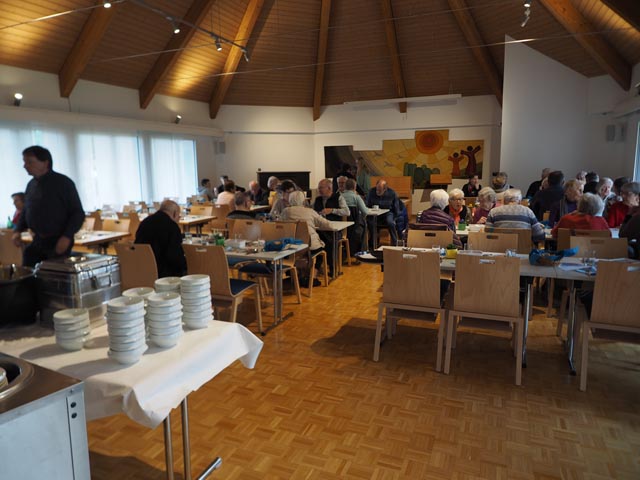 Jung und alt genoss am Suppentag im reformierten Kirchgemeindezentrum in Stein das kulinarische Angebot mit Suppe und Kuchen. Foto: Fabrice Müller