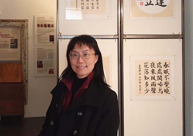 Angela Hui-Chia Yu, Kalligraphin und Chinesischlehrerin, in der Ausstellung. Foto: Sprachpanorama