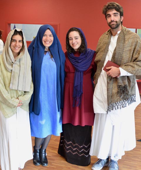 Das Visitatio-Sepulchri-Team in Zuzgen mit (v.l.) Clara Bunet, Irina van Bürck, Cristina Raurich und Alberto Palacios. Foto: Fritz Imhof