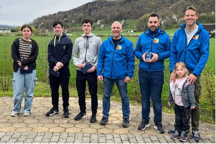 Die Jungschützen Yael Ruflin, Tim Maurer und Dario Bruno sowie Basil Langenegger, Thomas Hermann, Sebastian Vogel mit Joelle (v.l.). Foto: zVg