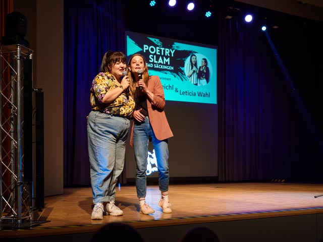 Teresa Reichl und Leticia Wahl moderieren den Poetry Slam im Kursaal. Foto: Tourismus- & Kulturamt Bad Säckingen