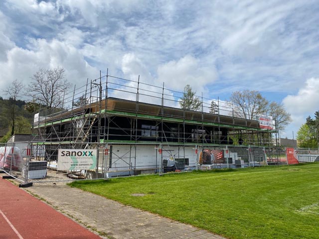 Aufrichtefeier für das neue Garderobengebäude mit Clublokal für den FC Rheinfelden. Foto: Sonja Fasler