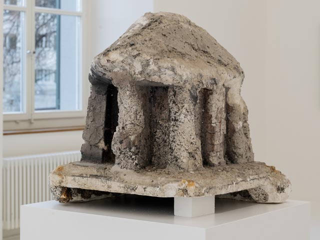 Peter Storrer, Schildkrötentempel, 1966, Gipsplastik, teilweise zerstört, Ausstellungsansicht, Helmhaus Zürich 2022/2023. Foto: Zoe Tempest © Helmhaus Zürich