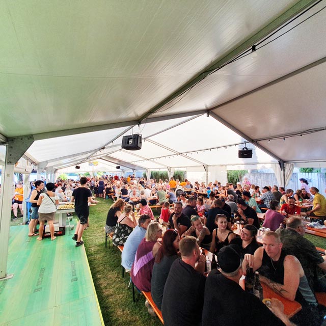 Bei den vielen Gästen kamen die Helfer mit dem Bewirten kaum nach. Foto: zVg