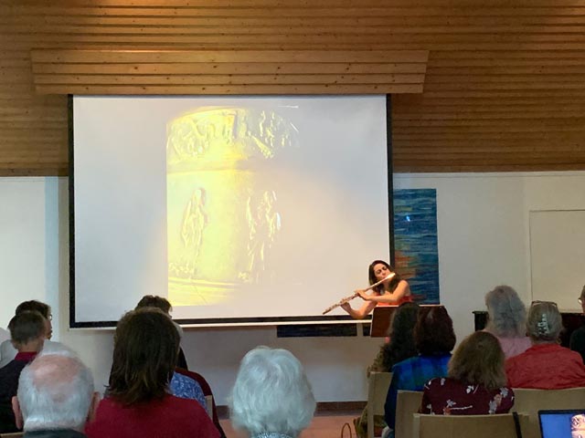 Bei der Soirée wurde auf der Grossleinwand eine Auswahl von Motiven gezeigt; begleitet von Flötistin Tamar Eskenian. Foto: zVg