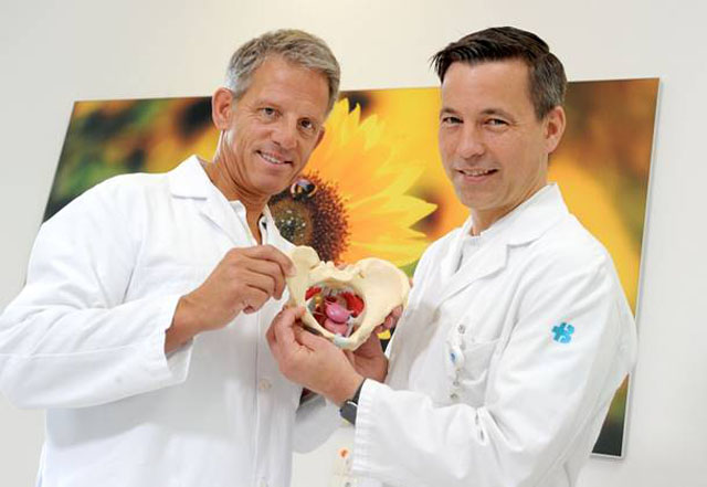 Dr. Rüdiger Mascus und Prof. Martin Heubner (links) mit einem Modell des Beckenbodens. Foto: zVg