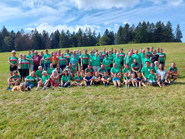 Die ganze VCK-Familie beim Mittagshalt in Wehrhalden. Foto: zVg