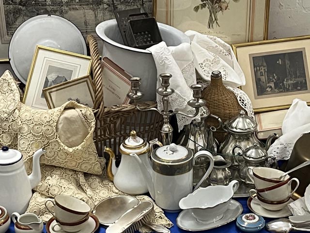 Viele schöne Dinge warten in der Brocki auf Käufer. Foto: zVg 