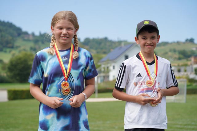 Aline Hohler und Jan Struchen durften sich über die Siegerpokale freuen. Foto: zVg