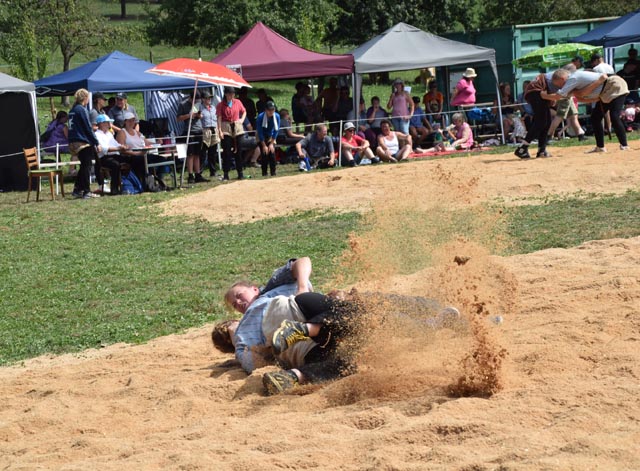 Impression vom Frauenschwingen in Uezwil. Foto: Toni Widmer