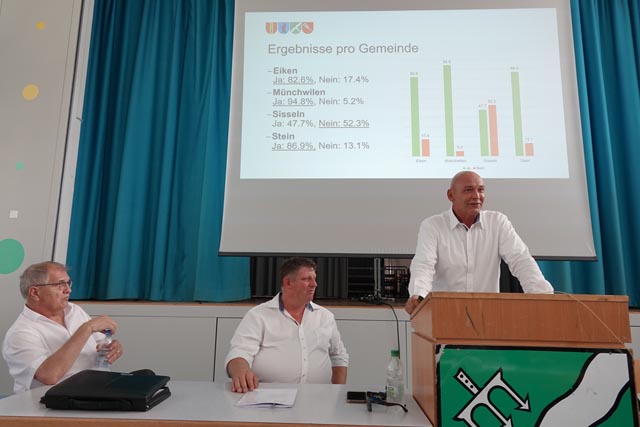 Die Gemeindeammänner Stefan Grunder, Beat Käser und Rainer Schaub (von links) bei der Vorstellung des Umfrageergebnisses. Nicht im Bild ist Gemeindeammann Bruno Tüscher.Foto: Peter Schütz